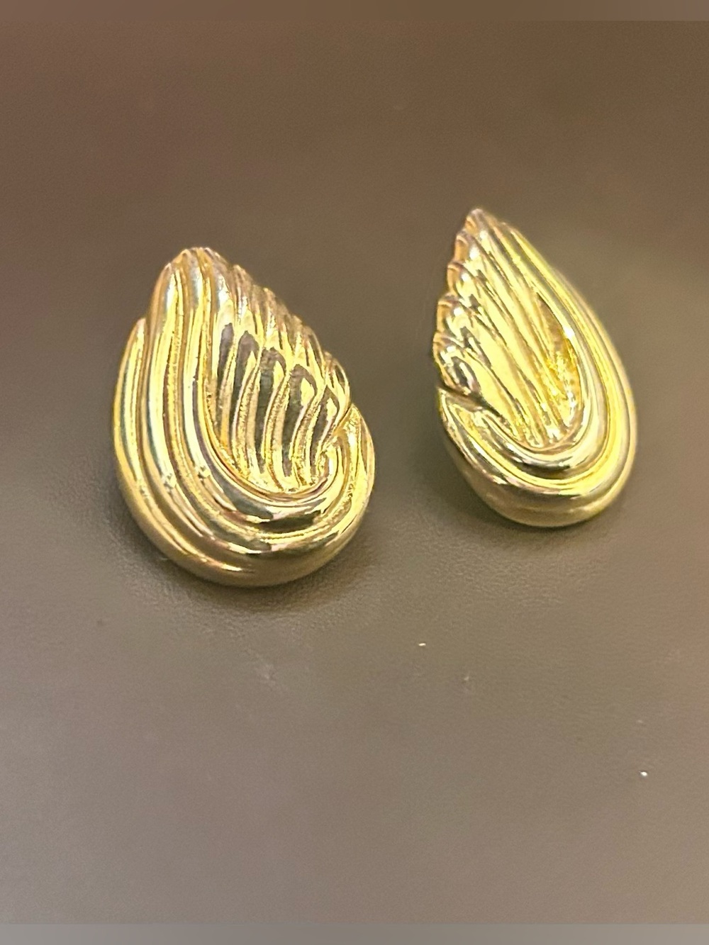 Vintage Gold Tone Teardrop Stud Earrings Ribbed Sculptural Retro - Picture 5 of 6